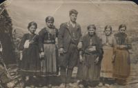 Όνομα αρχείου=Oikogeneia arvantovlaxon grammos 1930.jpg
Μέγεθος αρχείου=46KB
Διαστάσεις=670x429
Ημερομηνία προσθήκης=%468 %21, %2006 Oikogeneia arvantovlaxon grammos 1930.jpg