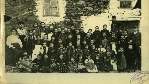 Αναμνηστική φωτογραφία μαθητών στο Μοναστήρι. Φωτογράφος: Αδελφοί Μανάκια (Αρχείο Αλέξανδρου Μαλλιά, Συλλογή Ιδρύματος Μουσείου Μακεδονικού Αγώνα και της Νεότερης Ιστορίας της Μακεδονίας)