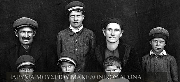 Αναμνηστική φωτογραφία που απεικονίζει την οικογένεια του Βασίλη Τσιβίκη και της Μαρίας Γκόσκινου, στη Νότια Δοβρουτσά, το 1936. Ίδρυμα Μουσείου Μακεδονικού Αγώνα. Συλλογή Αστέριου Κουκούδη.