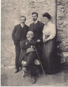 Το βασικό στέλεχος της "Οργανώσεως Θεσσαλονίκης" γιατρός Δημήριος Κ. Ζάννας με το γιο του Κωνσταντίνο, την κόρη του Ιφιγένεια και το γαμπρό του Αλκιβιάδη Μάλτο, Θεσσαλονίκη 1907 