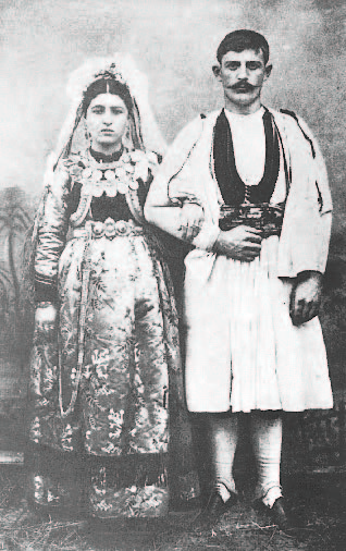 Νύφη και γαμπρός στη Σαμαρίνα. Βραβευμένη φωτογραφία (του 1906) των Μανά- κια (φωτ. από το βιβλίο «Αδελφοί Μανάκια πρωτοπόροι του κινηματογράφου στα Βαλκάνια», του Γ. Ξξαρχου).