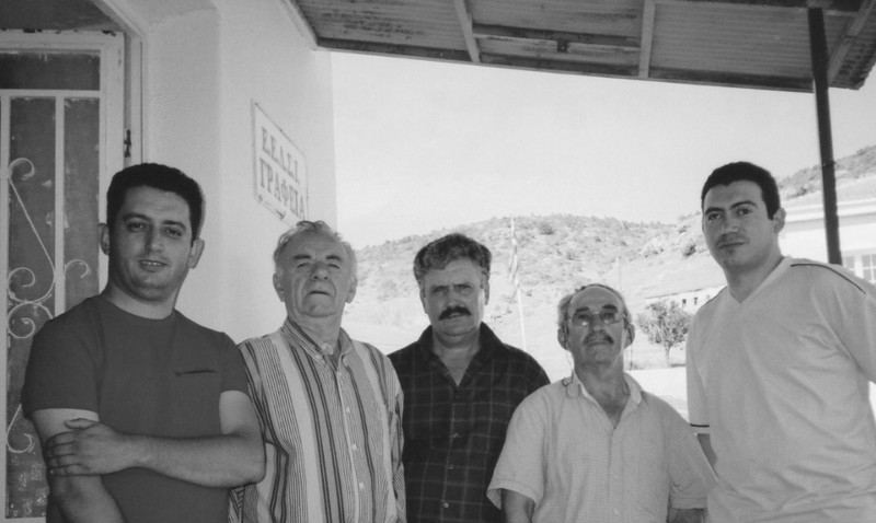 Με τους Κολονιάτες Βλάχους στην Ιεροπηγή Καστοριάς μετά τις ηχογραφήσεις το 2003. Αρχείο Αθηνάς Κατσανεβάκη. Από αριστερά: Τρασιας Φωτης, Γκρεμότσης Γεράσιμος, Τράσιας Μιχάλης, Πιτούλης Παναγιώτης, Τράσιας Χρήστος