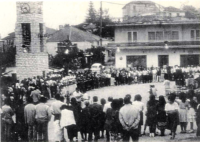 Οι χορευτές, άντρες και γυναίκες με σειρά φύλου και ηλικίας, γέμισαν το χοροστάσι. Οι χορευτικές ομάδες των κοριτσιών βρίσκονται ακόμα στην κορυφή.</