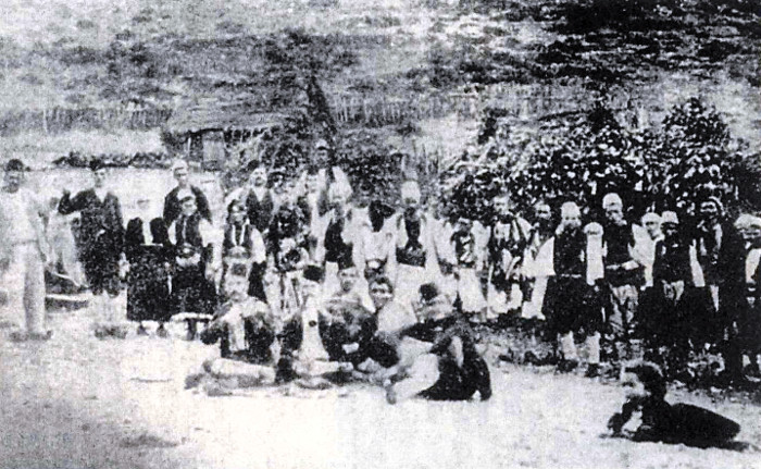 Χορός Ελληνόβλαχων του χωριού Κεφαλοβρύσου περί το 1900.