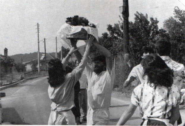 2. Γρεβενά. Το καλάθι με τα λουλούδια για το στολισμό του φλάμπουρα.