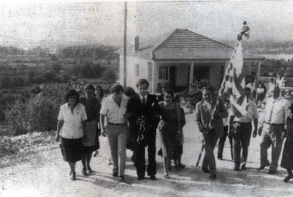 16. Γορίτσα Κόνιτσας. Η πομπή του γάμου. Το μπαϊράκι κρατάει ο πρωτοσυμπεθερος.