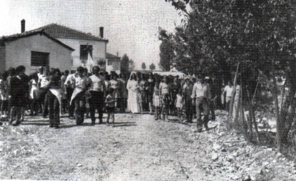 28. Φελλί Γρεβενών. Ο γαμπρός και η νύφη με τους συγγενείς και τους καλεσμένους κατευθύνονται στην εκκλησία για το στεφάνωμα.