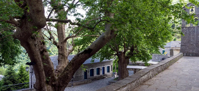 Απ’ αράτσι ντι λα Γκούρ(α)... Σ’ νjι τι μπάσου μες του γκούρ(α)