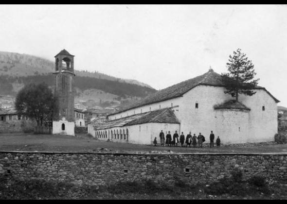 Φωτογραφία εποχής. Το δημοτικό σχολείο βρισκόταν απέναντι από την εκκλησία (από το προσωπικό αρχείο του Νίκου Σιούμκα)