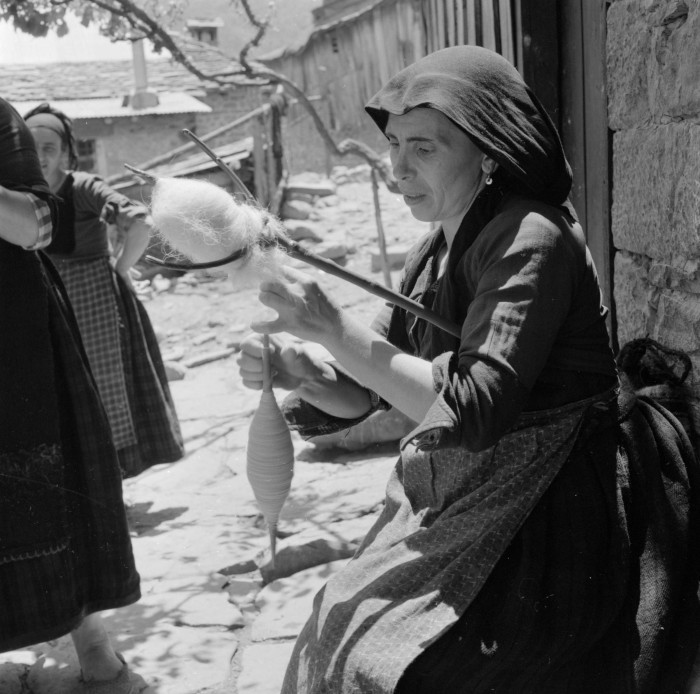 Το κλώσιμο του μαλλιού. Μέτσοβο 1950/1960. Φωτογραφία των Clarence Woodrow Sorensen (1907-1982) & Eugene Vernon Harris (1913-1978)