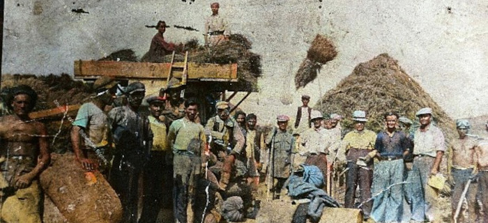 Εργάτες σε "πατόζα" στον κόσμο της Καρίτσας, 1935