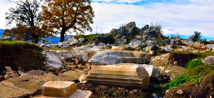 Καστρί Γρεβενών. Αρχαία ακρόπολη. Αρχιτεκτονικά μέλη από τη δωρική στοά.