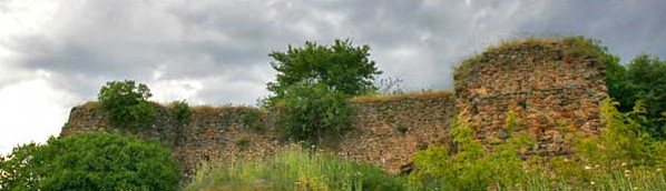 Το τείχη του Βυζαντινού κάστρου των Μογλενών (10ος - 12ος αιώνας) , που βρίσκεται δίπλα στο χωριό Χρυσή.