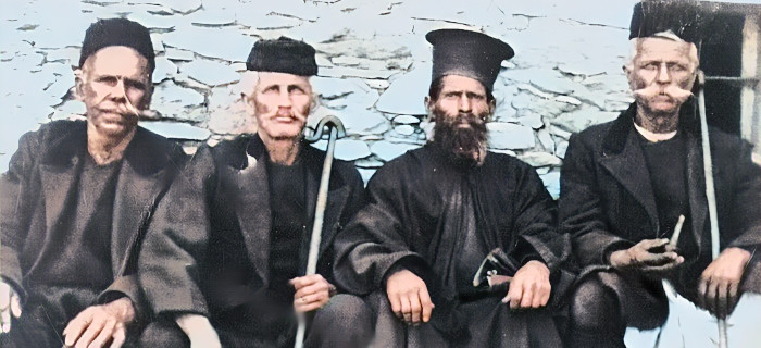 Παρέα Κοκκινοπλιτών με τον παπά-Αντώνη Μπεκιάρη, δεκαετία '30 (;). (Στίκος Γ.)