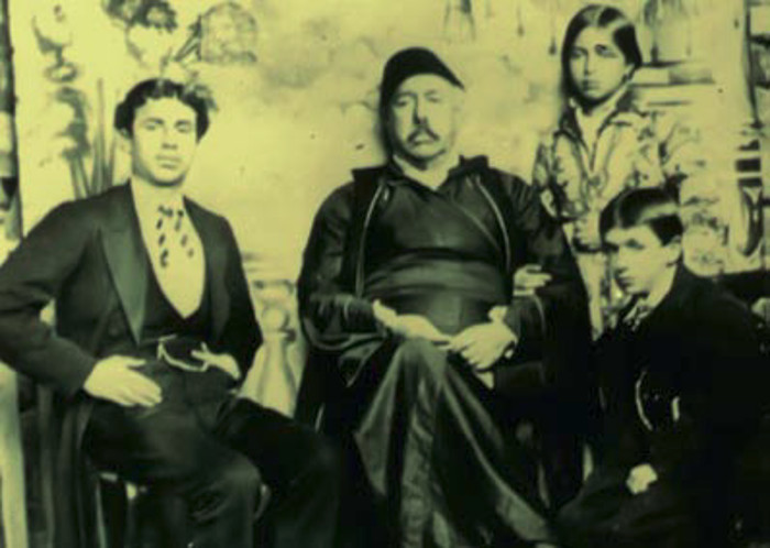 η Βασιλαρχόντισσα - όρθια - σε μικρή ηλικία, με τον πατέρα της Νικόλαο Αβέρωφ (1814-1889) ντυμένο με μετσοβίτική φο- ρεσιά, και τους αδερφούς της Γεώργιο και Κωνσταντίνο , οι οποίοι φορούν άψογα ευρωπαϊκά ρούχα και παπούτσια