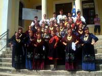 Οι πολιτιστικοί σύλλογοι των Μεγαλολιβαδιωτών στα σκαλιά του ελληνικού σχολείου Νιζόπολης