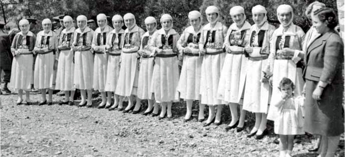 Νύφες από το Πωγώνι ετοιμάζονται για χορό, 1965.