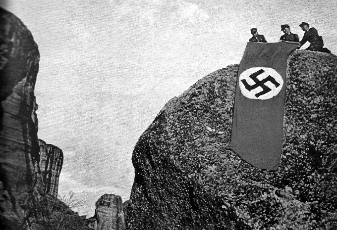 Οι Γερμανοί υψώνουν την σβάστικα στους βράχους των Μετεώρων.  Ήτανε στις 18 Οκτωβρίου 1943.
