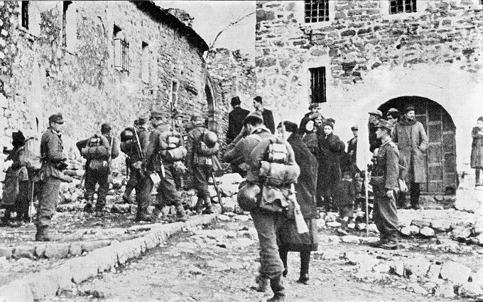 Γερμανοί στρατιώτες ψάχνουν για αντάρτες στα πλαίσια της επιχείρησης «Πάνθηρας».