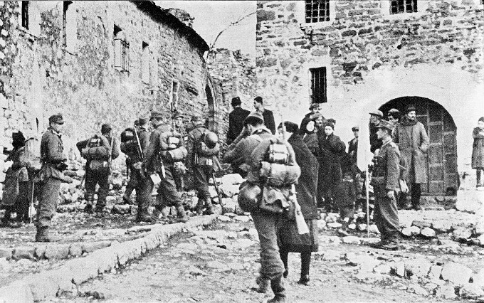Γερμανοί στρατιώτες ψάχνουν για αντάρτες στα πλαίσια της επιχείρησης «Πάνθηρας».
