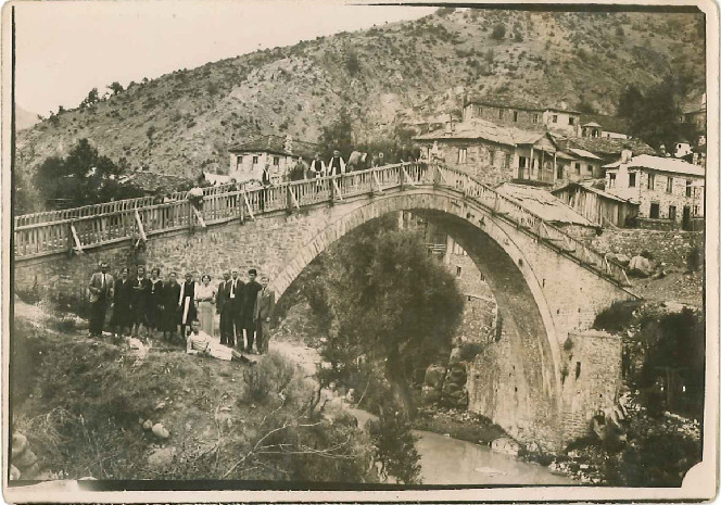 Το γεφύρι της Βοβούσας. 27/07/1936. Τρίτος από δεξιά ο Πέτρος Παπαθανασίου και πέμπτη η σύζυγός του Αικατερίνη, το γένος Κωνσταντίνου Βαλταδώρου.