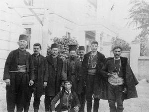 Αναμνηστική φωτογραφία που απεικονίζει μια επιτροπή προκρίτων του Σκρά (Λούμνιτσα) κατά την επίσκεψή τους στο ελληνικό προξενείο στη Θεσσαλονίκη, το 1907.