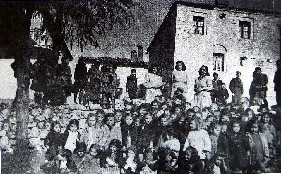Αναμνηστική φωτογραφία μπροστά στο Παρθεναγωγείο της Καστοριάς
