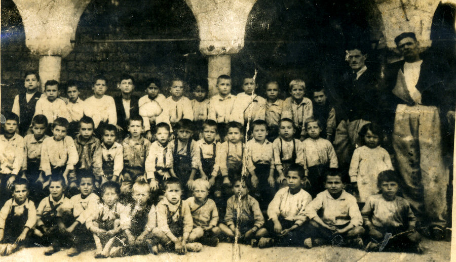 Το σχολείο αρρένων με τους μικρούς Τζουρτζιώτες, 1918