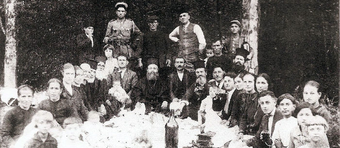 polikarpos2fbΦωτογραφία του μητροπολίτη Πολυκάρπου στο Ξηρολίβαδο, κέντρο της ρουμανικής προπαγάνδας (από τα αρχεία Λιάνας Τσαμήτρου και Στεργίου Κελεπούρη, γύρω στα 1930).