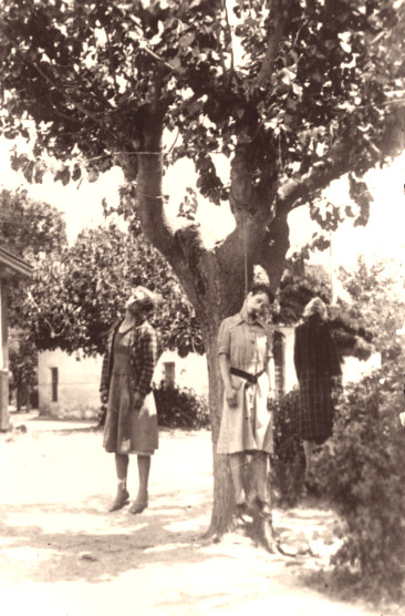 Φωτογραφία ντοκουμέντο από τον απαγχονισμό των τριών γυναικών