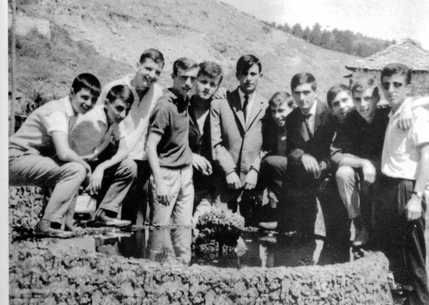 Νέοι της εποχής της δεκαετίας του 60 στο πέτρινο συντριβάνι του Σελίου , αρχ. Γιάννη Ζαμάνη