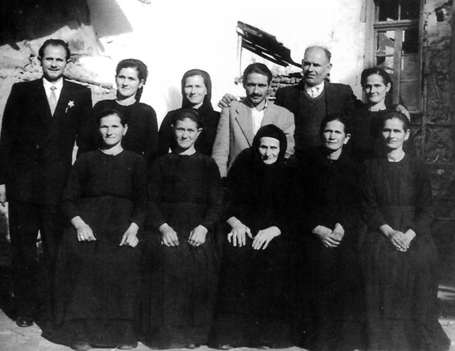 Οικογένεια Χρήστου και Αναστασίας Καραγιάννη (1880-1957) στο κέντρο η γερόντισσα Αναστασία, αρχ. Καραγιάννη Χρήστου
