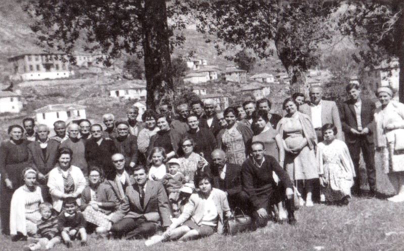 Σελιώτες το 1957 στην αυλή του σπιτιού Περδίκη με φόντο το παλιό Σέλι. Βιβλίο Α. Τζίμα "Η Οδύσσεια των Βλάχων του Σελίου" αρχείο Γ. Τσιάμη