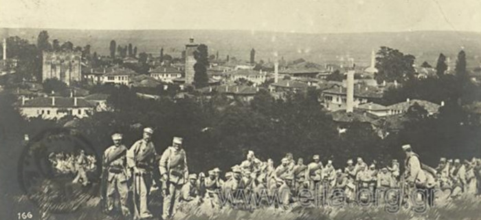 Η είσοδος των Ελλήνων στρατιωτών την ημέρα της απελευθέρωσης της Βέροιας, δυτικά της πόλης, 16 Οκτωβρίου 1912 