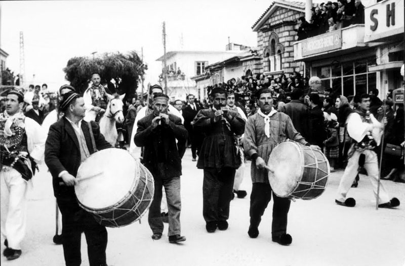 Οργανοπαίχτες στο βλάχικο γάμο (δεκαετία του 1950).  © copyrights Γ. Κοτσώνας