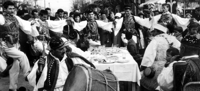 Χορός στο βλάχικο γάμο (δεκαετία του 1950).  © copyrights Γ. Κοτσώνας