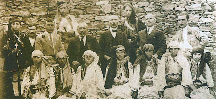 Βλάστη 1929. Διδάσκαλοι, μαθητές και μαθήτριες στην εθνική σχολική εορτή της 25ης Μαρτίου 1929