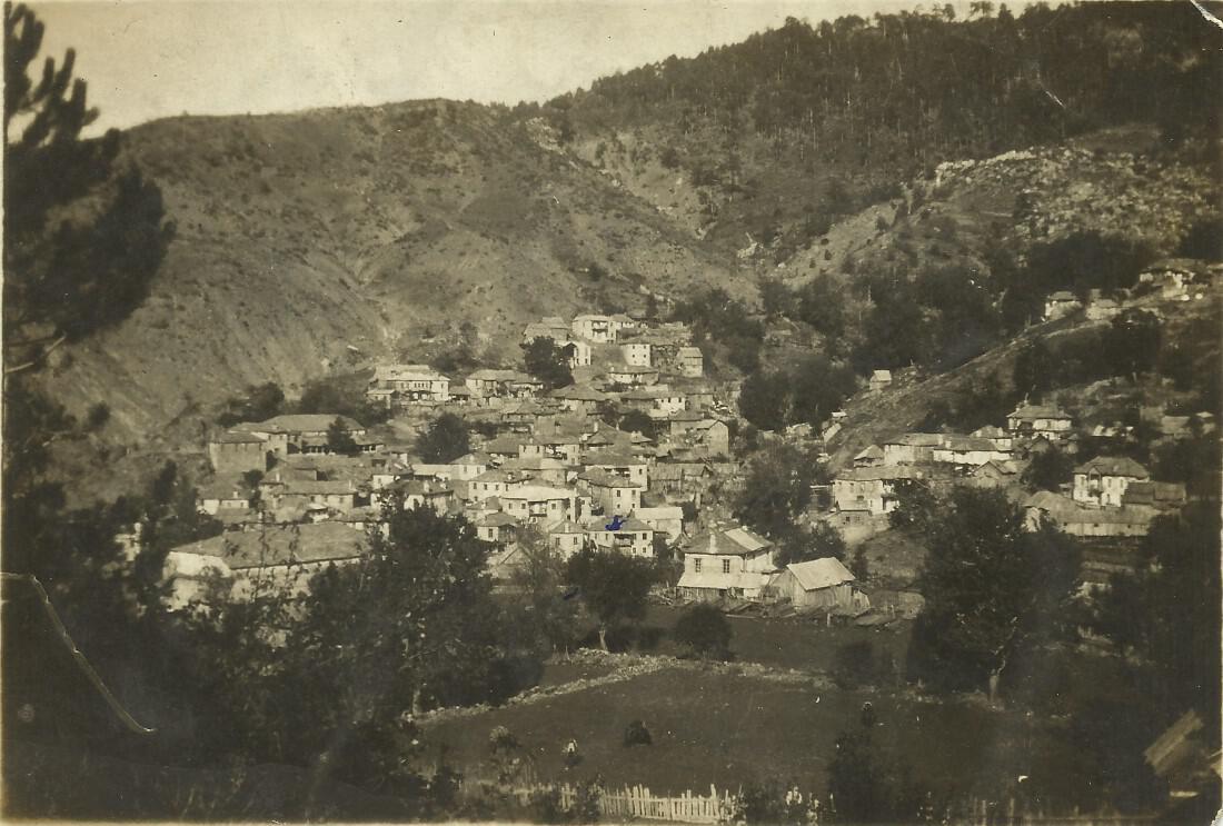 Άποψη της Βοβούσας (1934). Στην πάνω δεξιά άκρη φαίνεται η τοποθεσία του αρχοντικού Βασιλάκη. © Γιώργος Βραζιτούλης