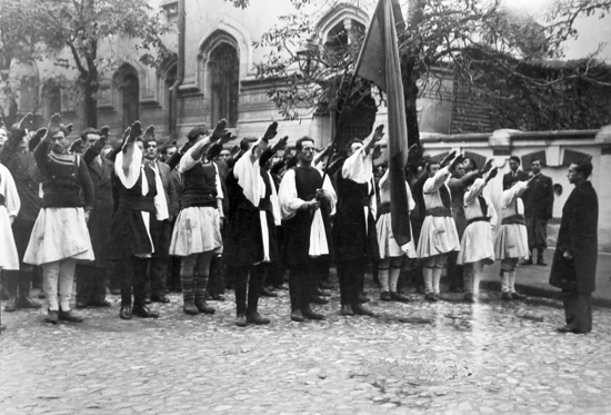Βλάχοι λεγεωνάριοι στο Βουκουρέστι (1937)  χαιρετούν φασιστικά στην κηδεία των δύο μελών της Σιδηράς Φρουράς, που έπεσαν στον ισπανικό Εμφύλιο (Ion Mota - Vasile Marin). (Πηγή: Εθνικά Αρχεία Ρουμανίας) 