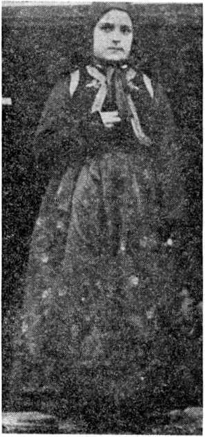 Εικ. 18. Νέα με φορεσιά της Σαμαρίνας (φωτογρ. του 1910)
