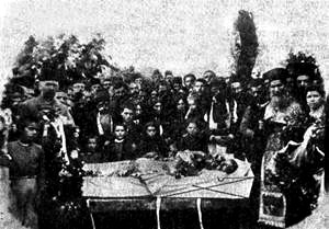 Αναμνηστική φωτογραφία που απεικονίζει την κηδεία του Νικολάου Μπέλη στη Γευγελή το 1904