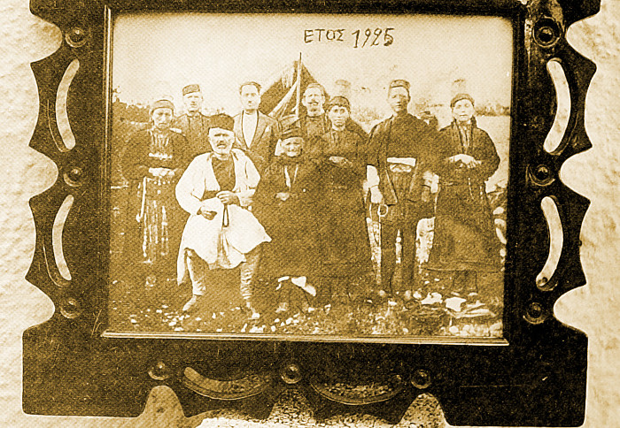 Ο αρχιτσέλιγκας Νίκος Κιόσης (Καπέλης) Με την οικογένειά του. Οι γυναίκες φορούν τα φρασεριώτικα τσουπάρια (1925)