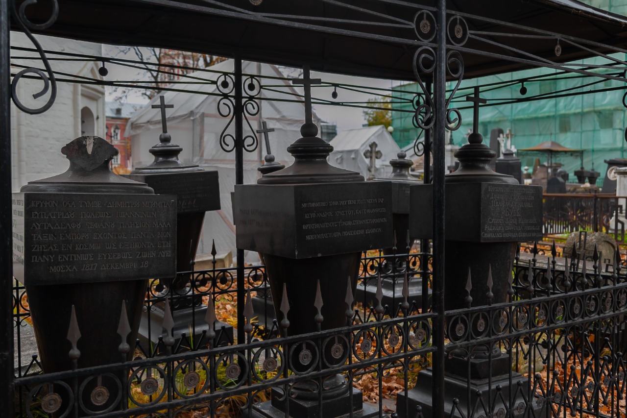Οι τάφοι της οικογένειας Μπούμπα στη νεκρόπολη της Μονής Donskoy