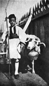 Αναμνηστική φωτογραφία που απεικονίζει ένα τσελιγκόπουλο στον κάμπο της Σαλονίκης, το 1927.