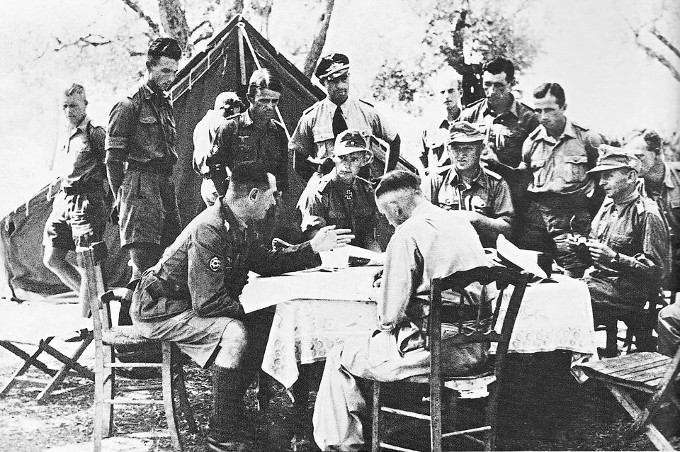 Φωτογραφικό στιγμιότυπο από στρατιωτικό συμβούλιο Γερμανών αξιωματικών στα βουνά της Πίνδου το καλοκαίρι του 1943.