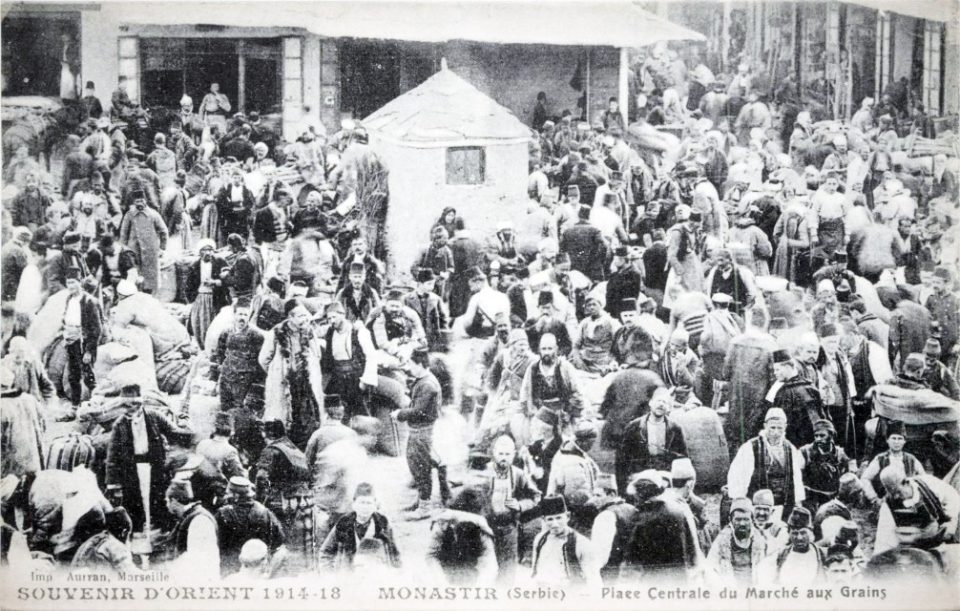 Εθνοτική πολυχρωμία στο παζάρι του Μοναστηρίου. (Κάρτ-ποστάλ από φωτογραφία των αδελφών Μανάκια, 1918)